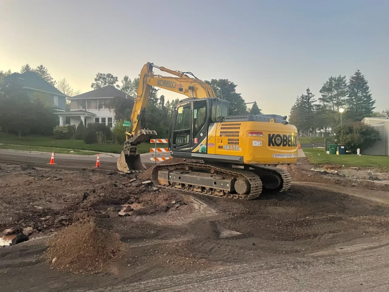 Demolition equipment working through a structure and debris